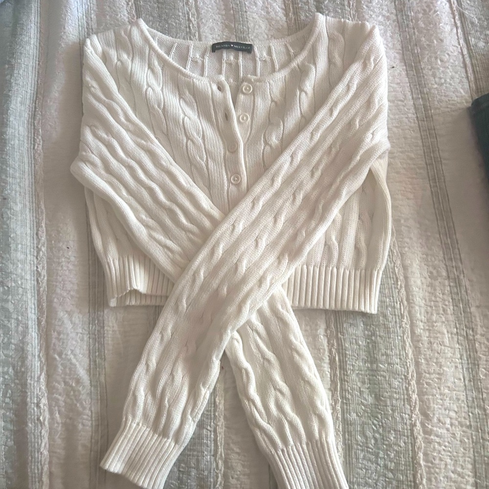 Brandy Melville cropped knitted sweater// super cute// just not my style